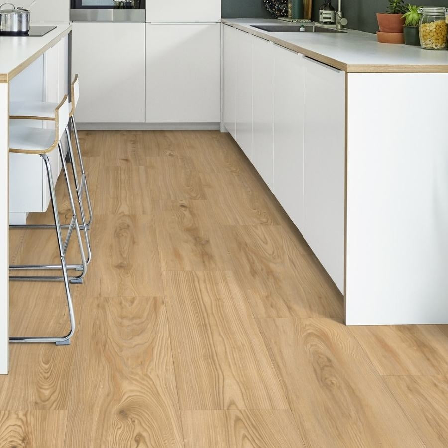 Tarkett iD Inspiration 30 Naturals Brushed Elm Brown Vinylboden, Klebevinyl mit natürlicher Holzoptik und brauner Maserung.