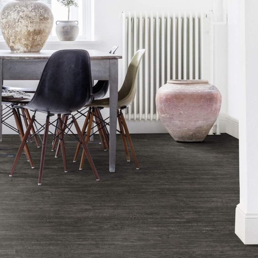 Tarkett iD Inspiration 30 Vinylboden in Naturals Charred Wood Black mit dunklem, realistischem Holzdesign, Klebevinyl für den Boden.
