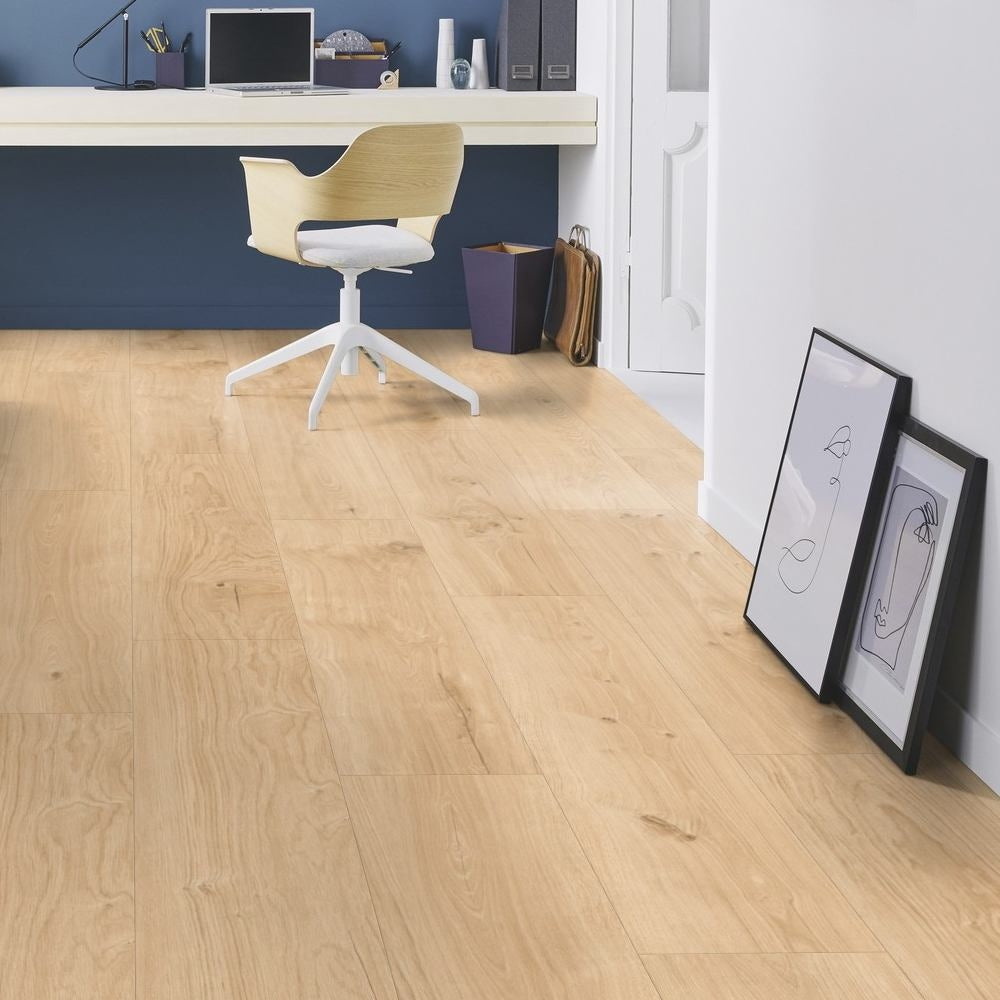 Tarkett iD Inspiration 30 Naturals Nomad Oak Linen Vinylboden, Klebevinyl mit Holzdesign, detailreiche Holzmaserung in Nahaufnahme