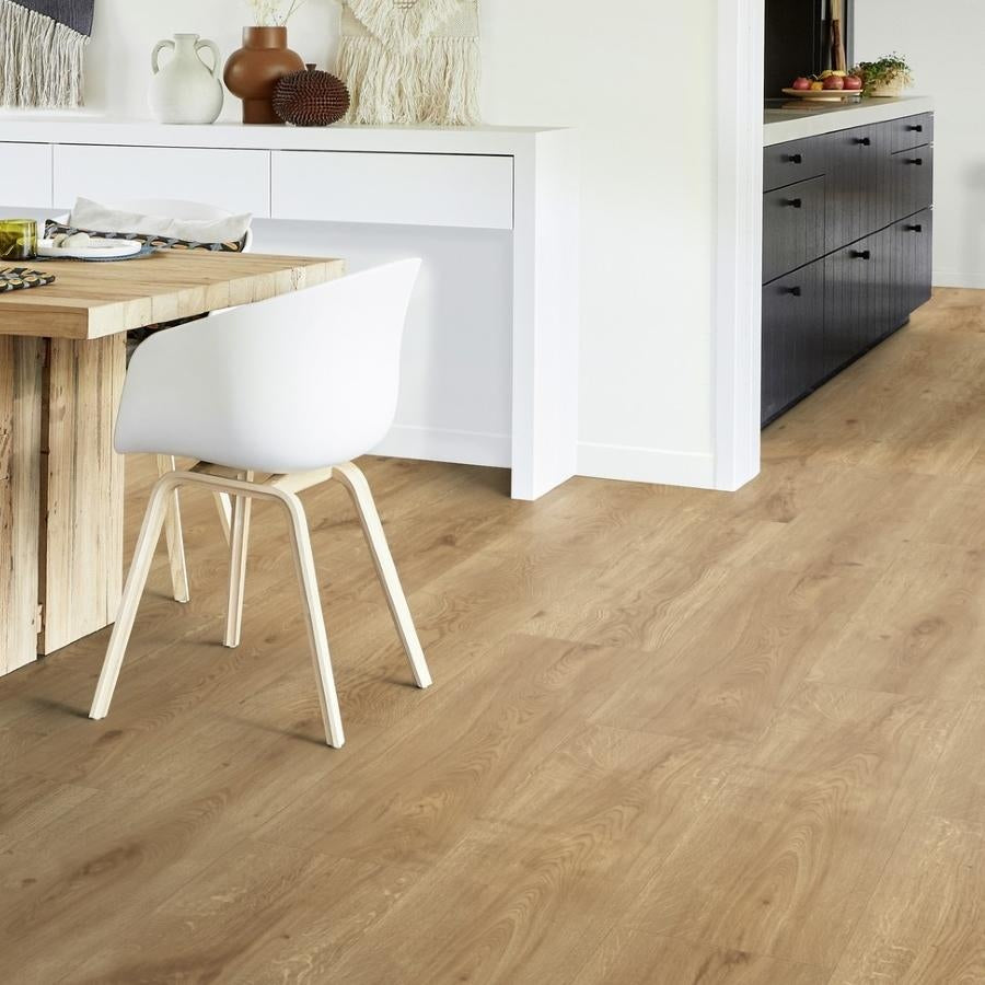 Vinylboden von Tarkett iD Inspiration 30 Naturals Swiss Oak Smoked, Klebevinyl mit eleganten Holzoptik und dunklen Holzmaserungen