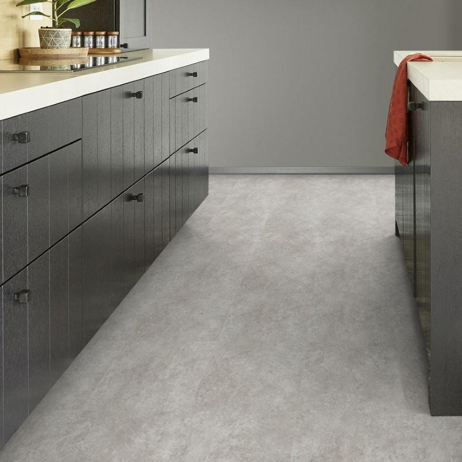 Vinylboden Tarkett iD Inspiration 30 Classics Rock Grey mit grauem Steinmuster, Klebevinyl für langlebige Bodenbeläge.