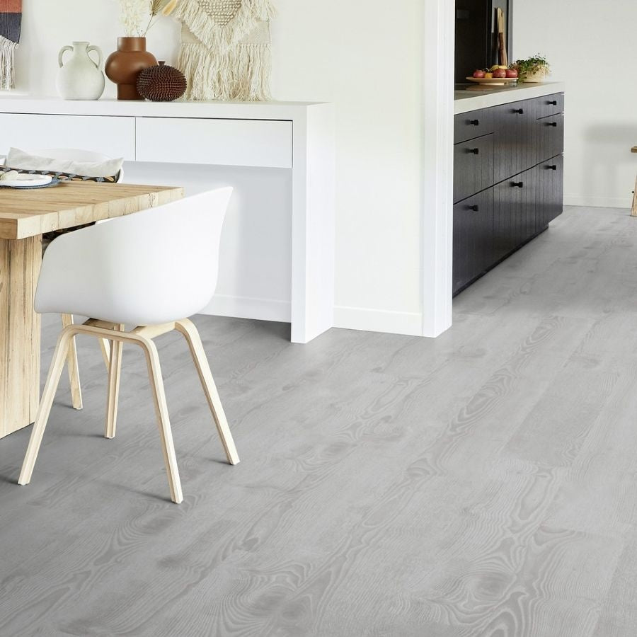 Tarkett iD Inspiration 30 Classics Vinylboden in Scandinavian Eiche Medium Grau, Klebevinyl, strukturierte Oberfläche, realistisches Holzdesign