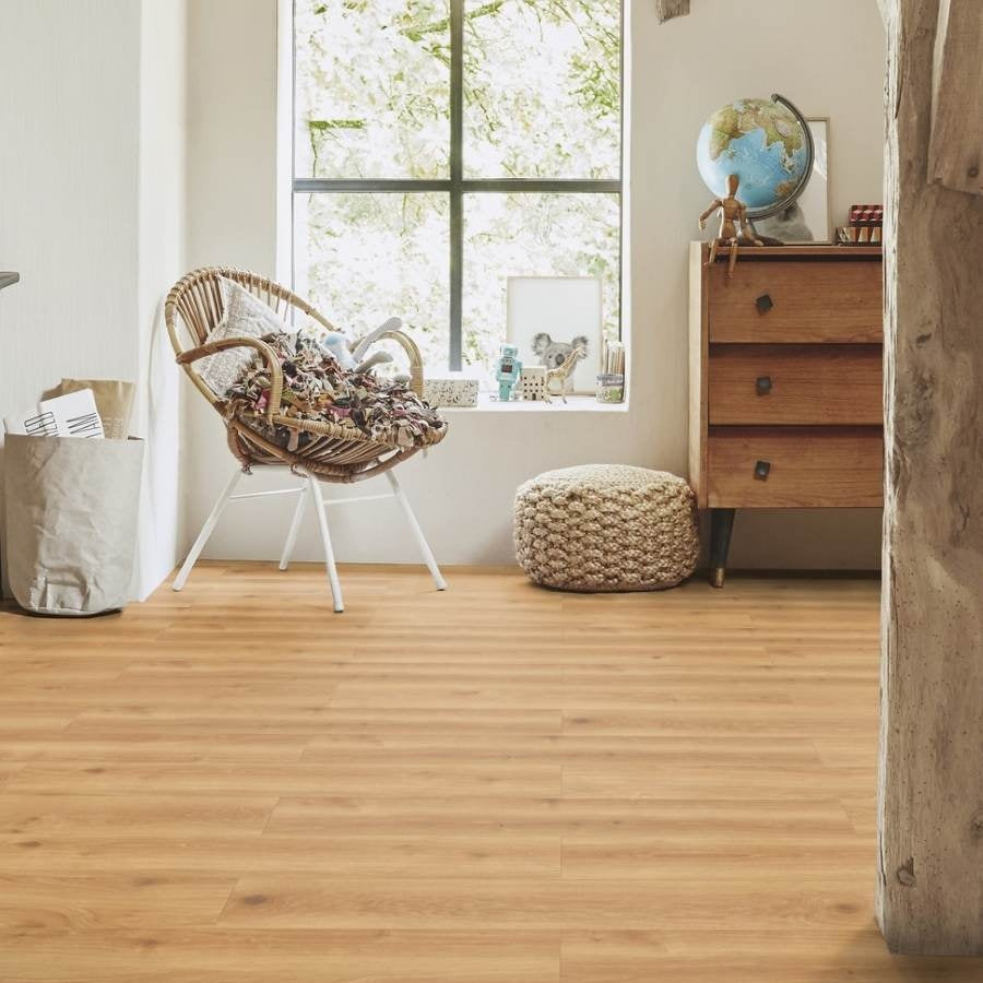 Vinylboden Tarkett iD Inspiration 40 Naturals Creek Oak in natürlichem Holzdesign, Klebevinyl, Nahaufnahme des Bodenbelags