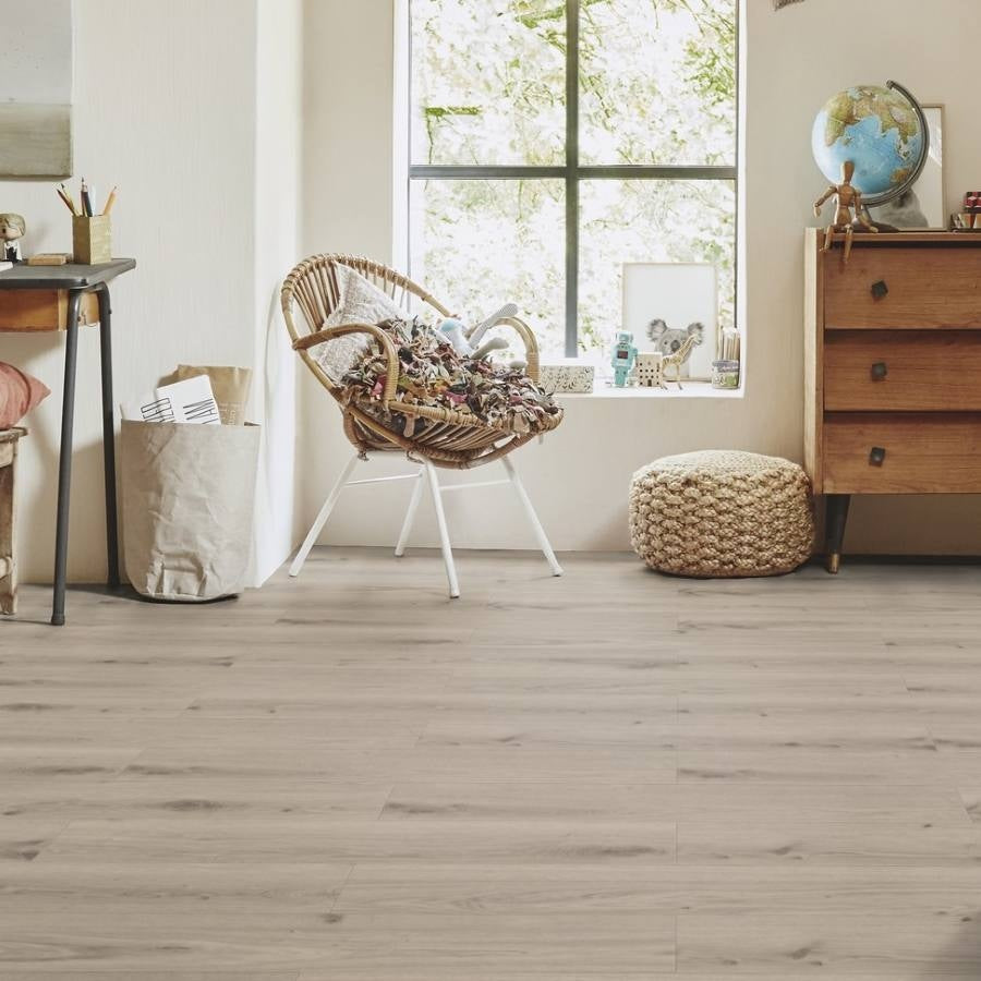 Vinylboden Tarkett iD Inspiration 55 Authentics Delicate Oak Clay mit authentischer Holzmaserung und warmem Braunton.