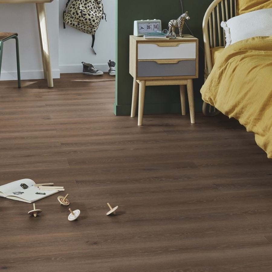 Tarkett iD Inspiration 55 Authentics Highland Oak Arabica Vinylboden aus Klebevinyl mit Holzoptik und warmem Braunton.