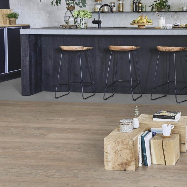Vinylboden Tarkett iD Inspiration 55 Classics Brushed Pine Brown mit Holzmaserung und Klebevinyl-Optik.