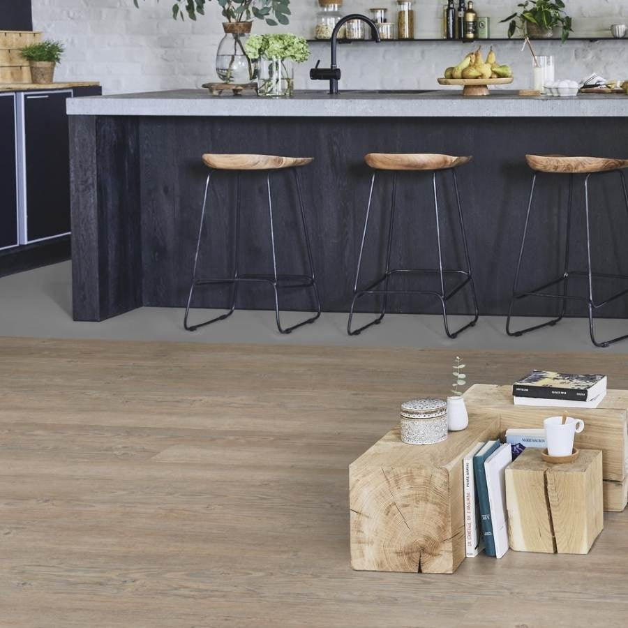 Vinylboden Tarkett iD Inspiration 55 Classics Brushed Pine Brown mit Holzmaserung und Klebevinyl-Optik.