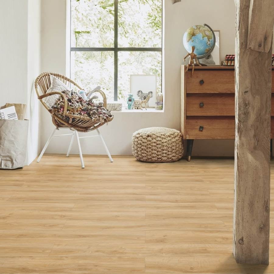 Tarkett iD Inspiration 55 Classics Eichenholz Vinylboden, klebeverlegt, elegante Holzoptik, strapazierfähig und langlebig.