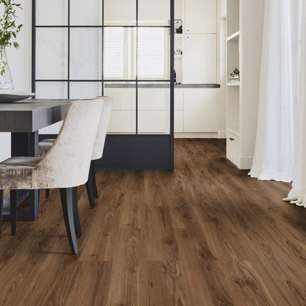 Vinylboden Tarkett iD Inspiration 55 Naturals American Walnut Marron, Klebevinyl mit Holzmaserung in braun.