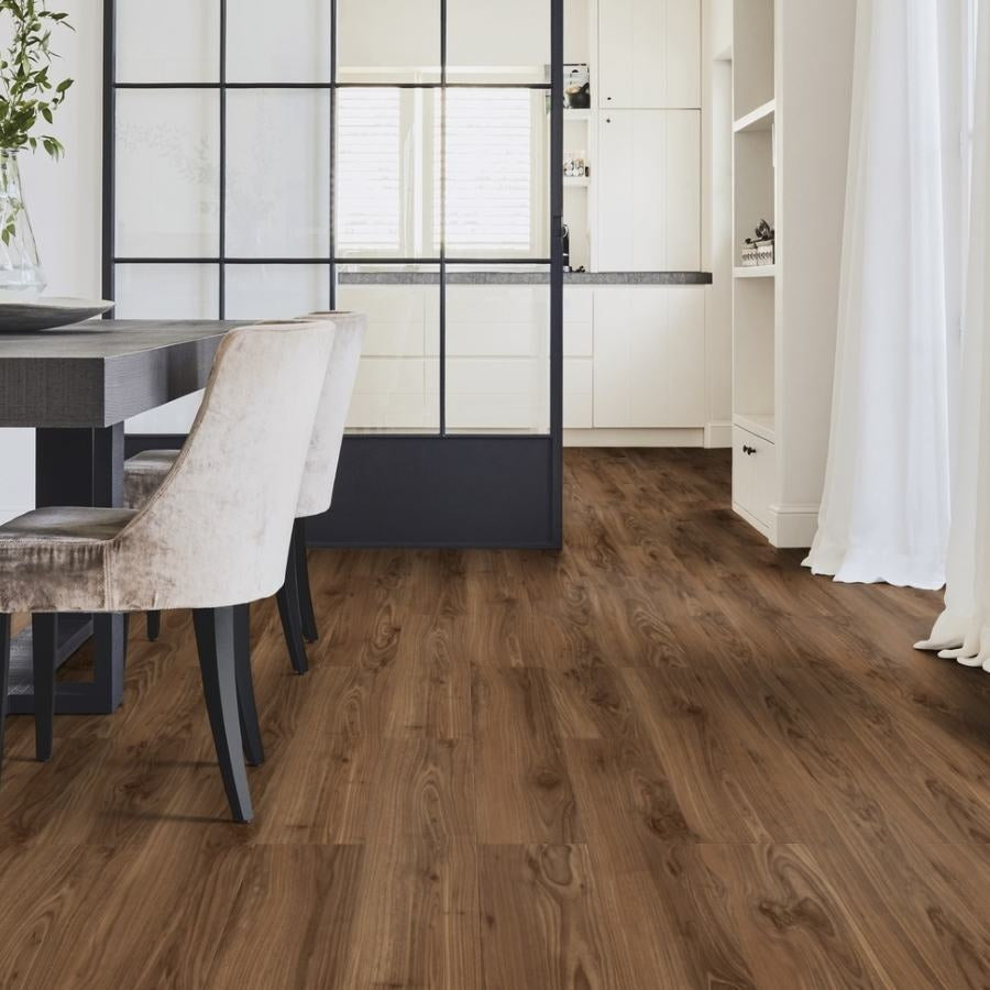 Vinylboden Tarkett iD Inspiration 55 Naturals American Walnut Marron, Klebevinyl mit Holzmaserung in braun.