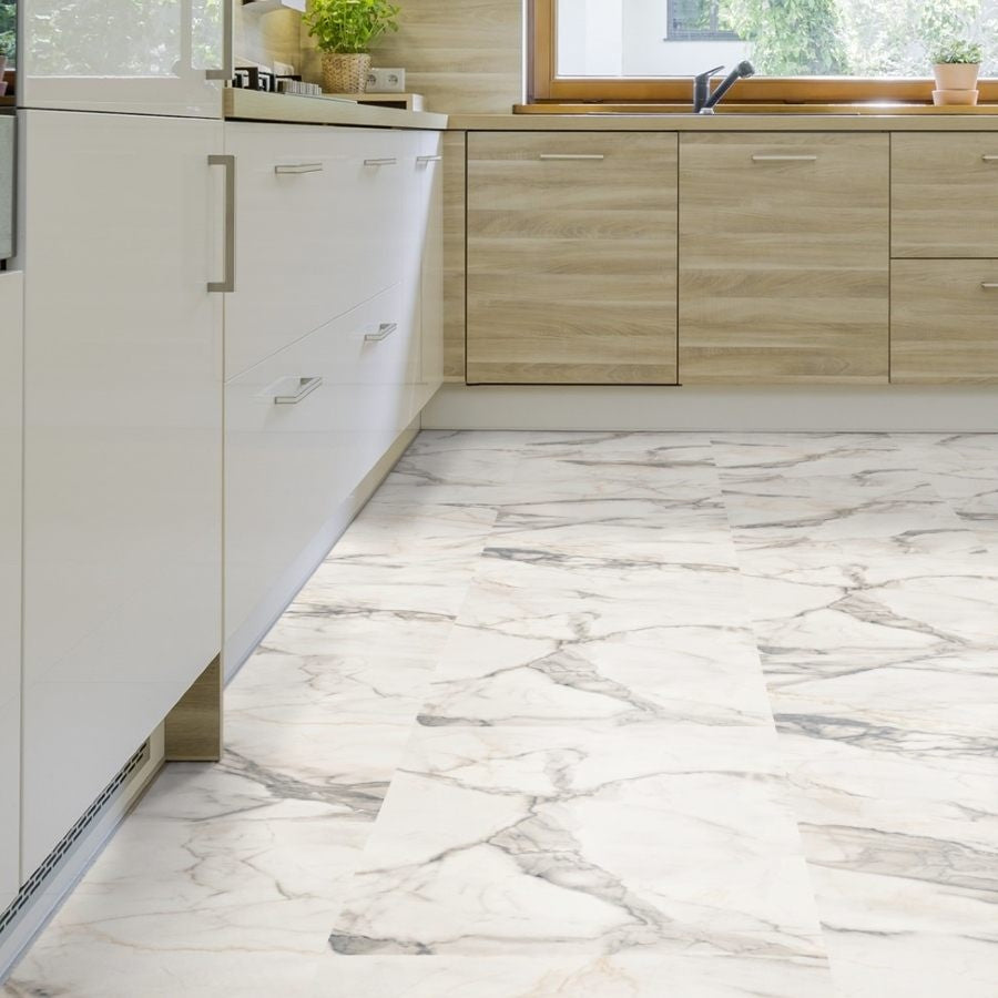 Tarkett iD Inspiration 55 Vinylboden in Carrara Grande White, helles Klebevinyl mit Marmoroptik, moderne Bodenbelagsoption