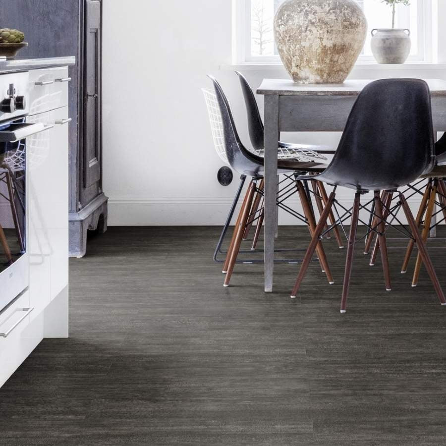 Tarkett iD Inspiration 55 Vinylboden in Naturals Charred Wood Black, Klebevinyl mit dunkler, holzähnlicher Oberfläche.