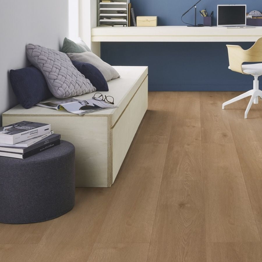 Vinylboden Tarkett iD Inspiration 55 Naturals Chatillon Eichenbraun, Klebevinyl, mit Holzmaserung und warmem Braunton.
