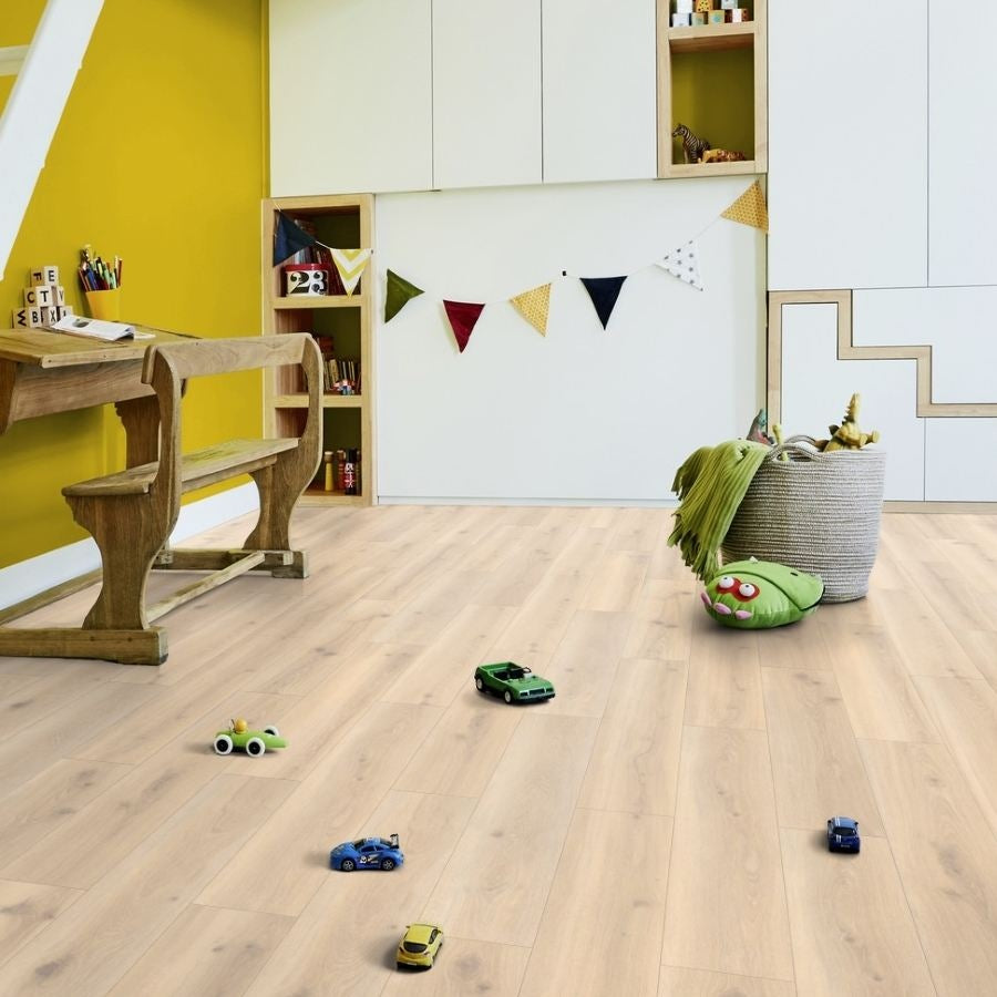 Vinylboden Tarkett iD Inspiration 55 Naturals Forest Oak Pistaccio Shell, Klebevinyl mit natürlicher Holzmaserung und warmem Braunton.