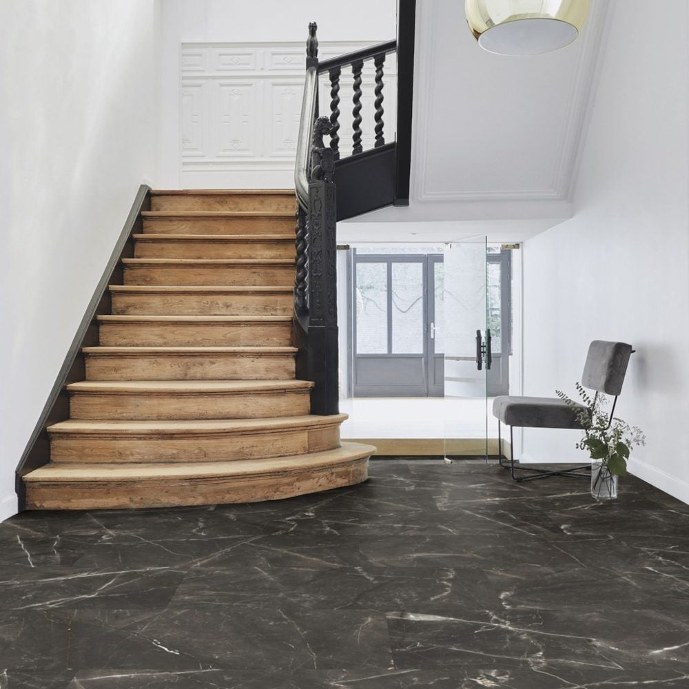 Tarkett iD Inspiration 55 Naturals Marquina Grande Black Vinylboden, schwarzer Klebevinyl mit Naturstein-Optik, langlebig und stilvoll