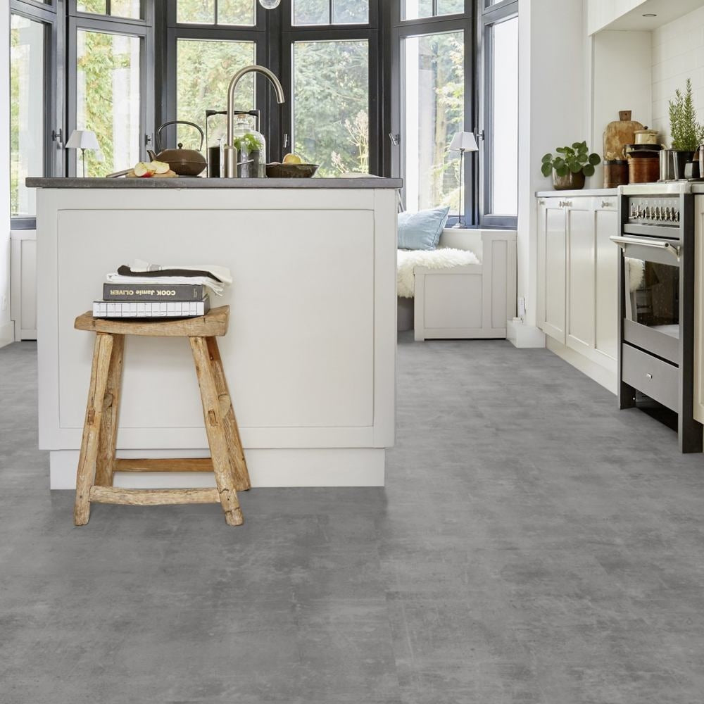 Tarkett iD Inspiration 55 Naturals Patina Concrete Vinylboden in mittlerem Grau, Klebevinyl, strukturierte Oberfläche, modernes Design