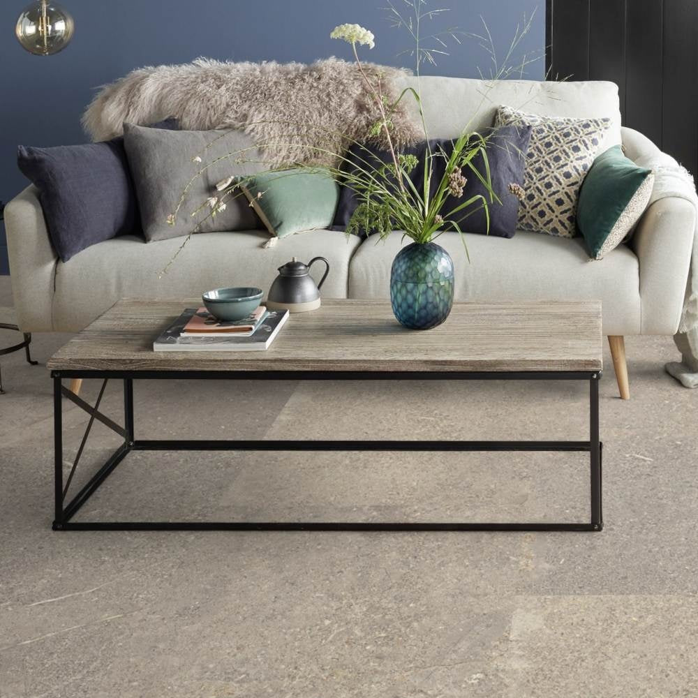 Tarkett iD Inspiration 55 Vinylboden in Sediment Grey, Klebevinyl, mit natürlicher Holzoptik und grauem Farbton.