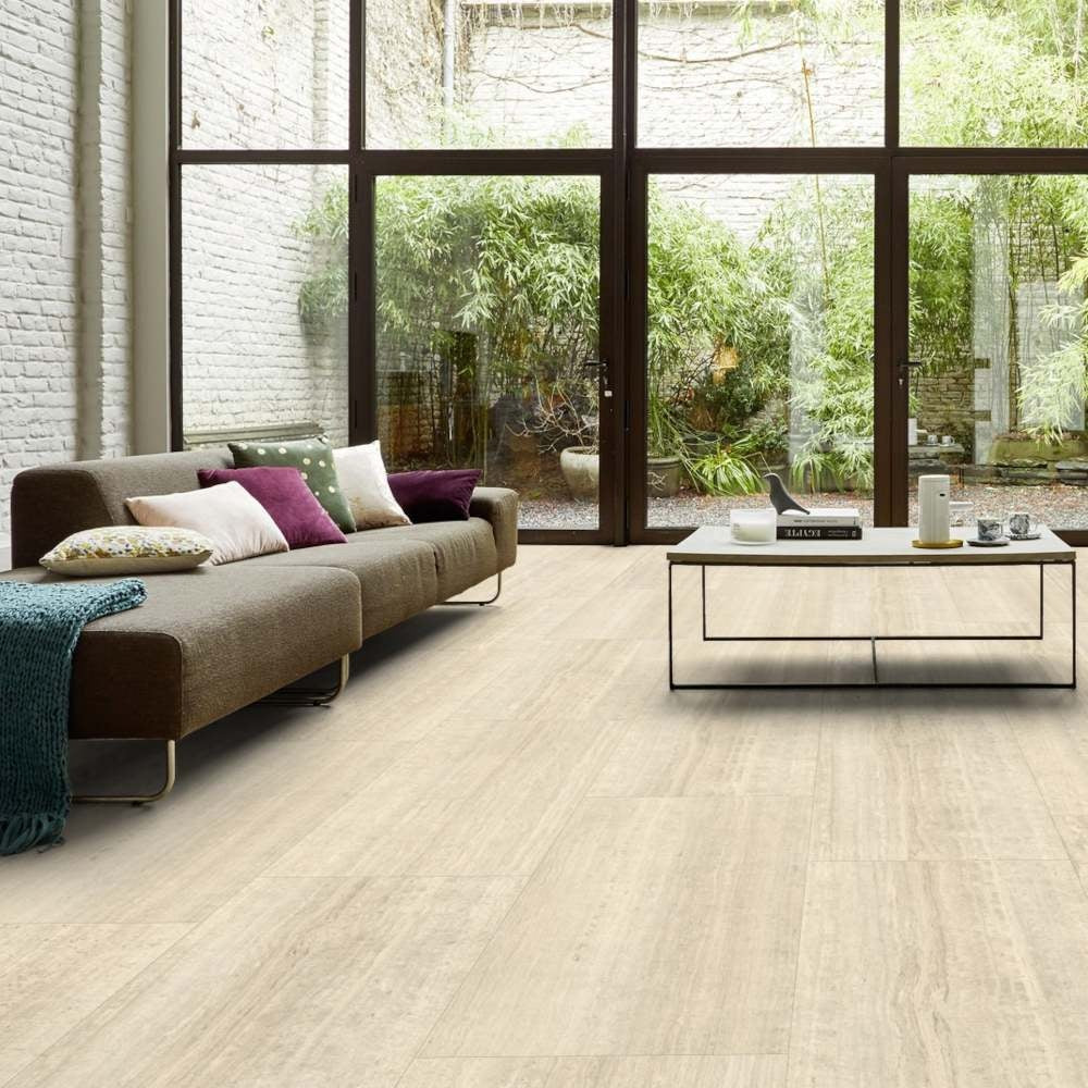 Tarkett iD Inspiration 55 Naturals Travertin Grande Sand Vinylboden, Klebevinyl mit travertinähnlichem Design, natürliche Optik.