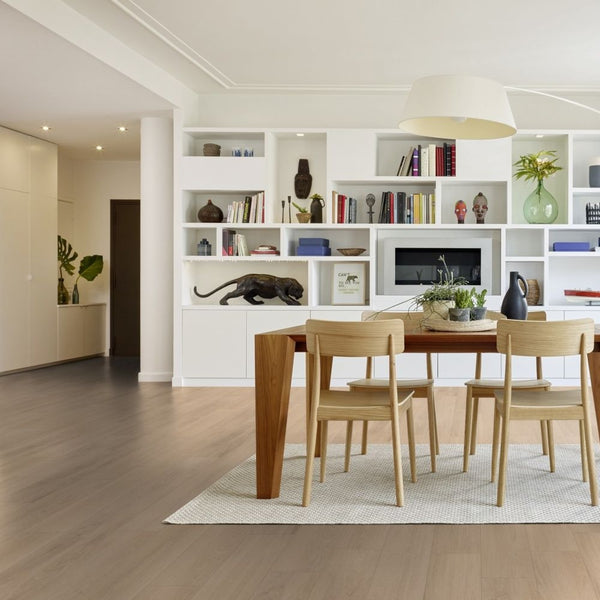 Vinylboden Tarkett iD Inspiration 55 Naturals Eichenholz Beige, Klebevinyl, sichtbare Textur und Holzmaserung auf dem Boden.