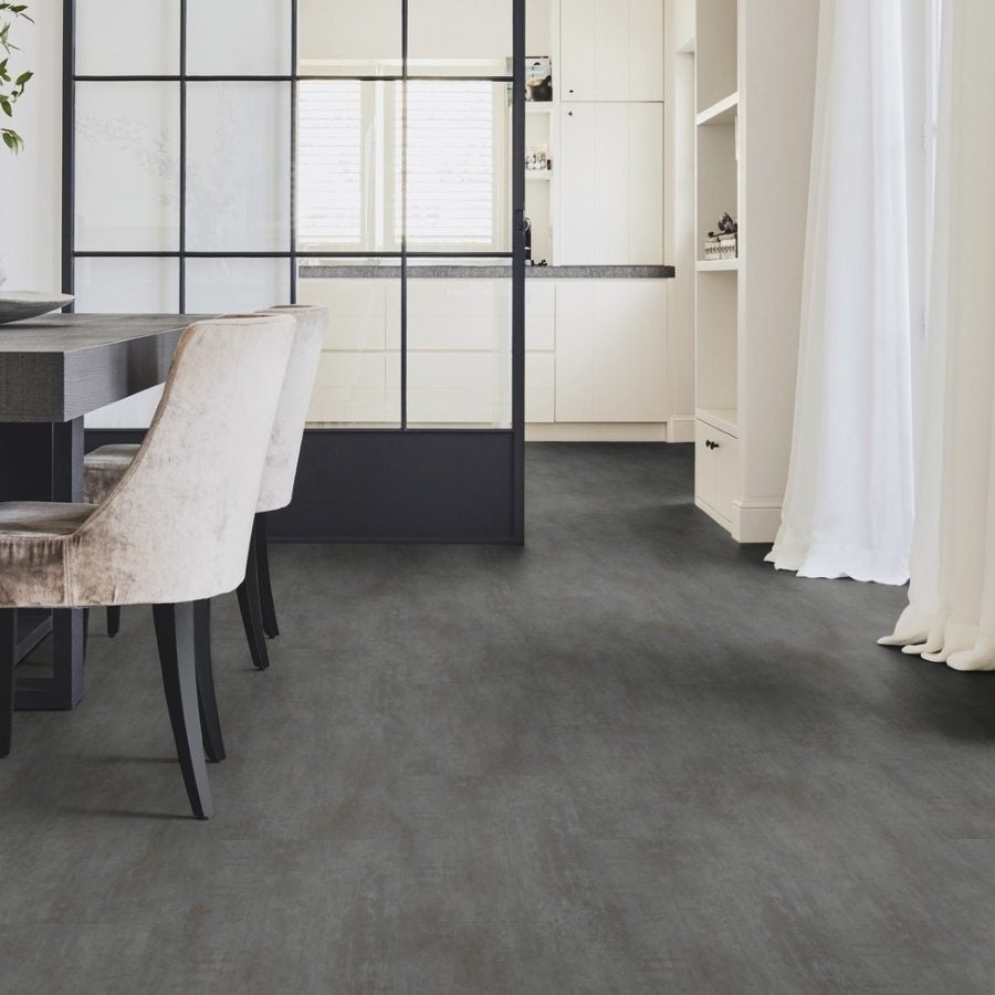Tarkett iD Inspiration 55 Classics Oxide Black Steel Vinylboden in Schwarz mit schwarzem Stahl-Design, Klebevinyl, detailreiche Textur