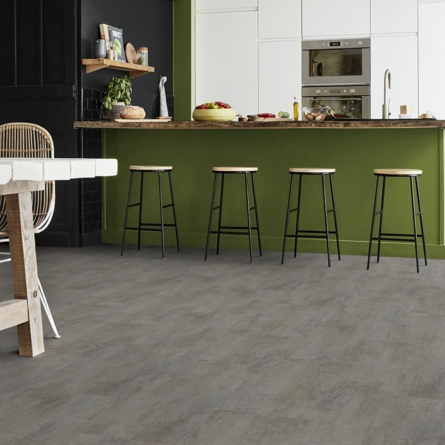 Vinylboden Tarkett iD Inspiration 55 Classics Oxide Steel mit oxidgrauer Holzoptik, Klebevinyl, strapazierfähig und modern.