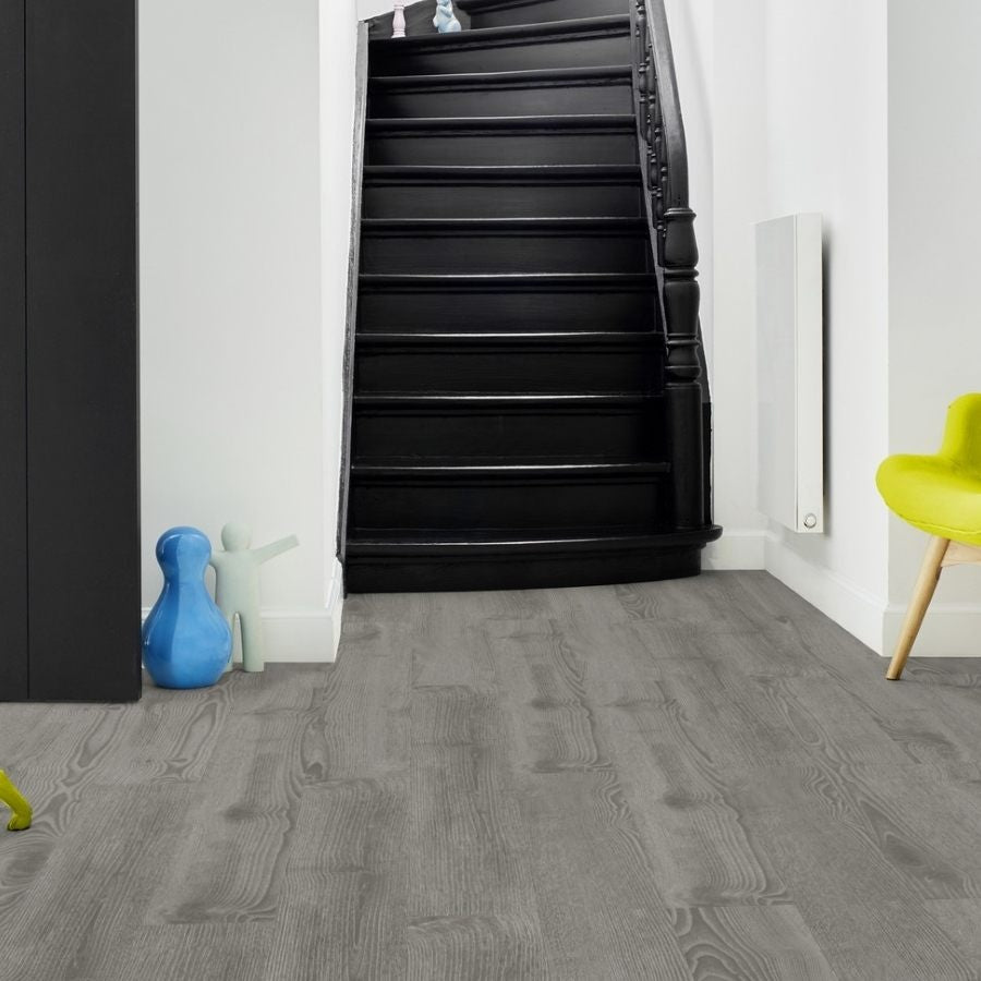 Vinylboden Tarkett iD Inspiration 55 Classics Scandinavian Oak Dark Grey mit dunklem Holzdesign, Klebevinyl, Nahaufnahme der Oberfläche
