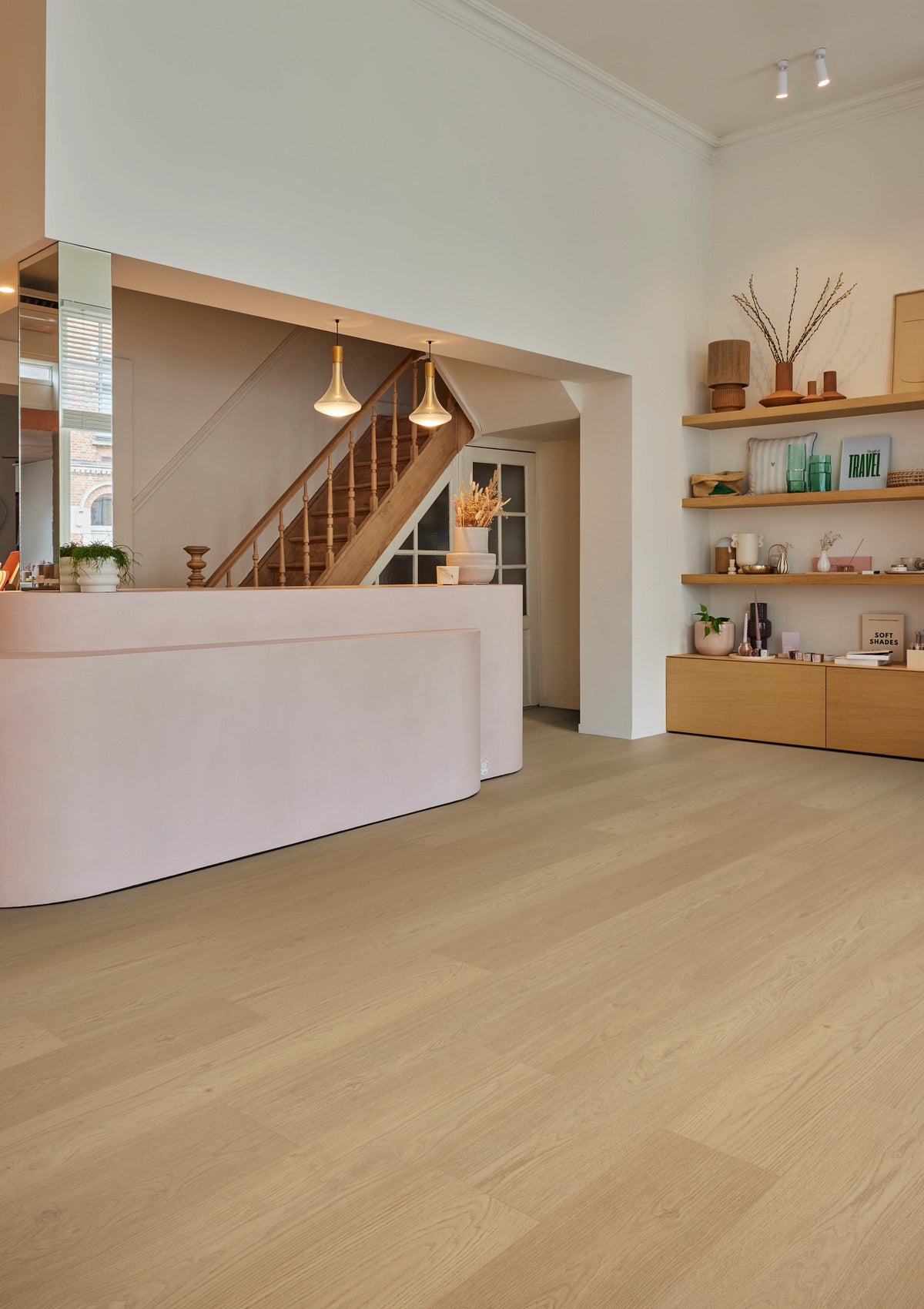 COREtec Tytan Atlas im Wohnraum verlegt, natürliche, honigfarbene Eiche, lange Landhausdielen