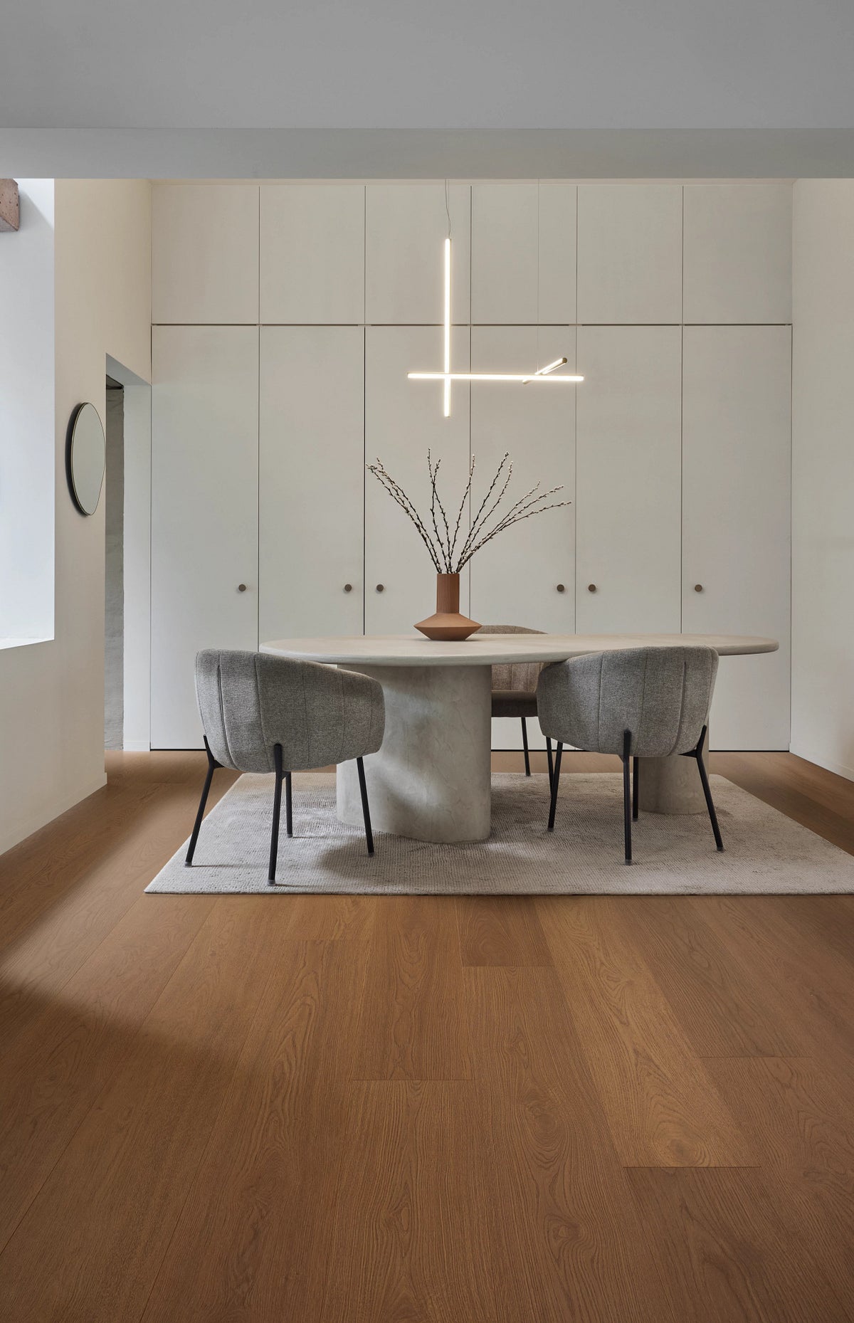 COREtec Tytan Dione im Wohnraum verlegt, dunkle, rotbraune Eiche, lange Landhausdielen