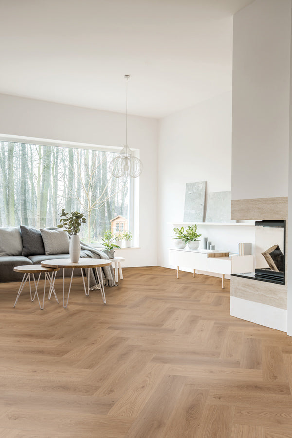 CHECK One Altenwald Eiche, Klickvinyl in Holzoptik und Fischgrätmuster
