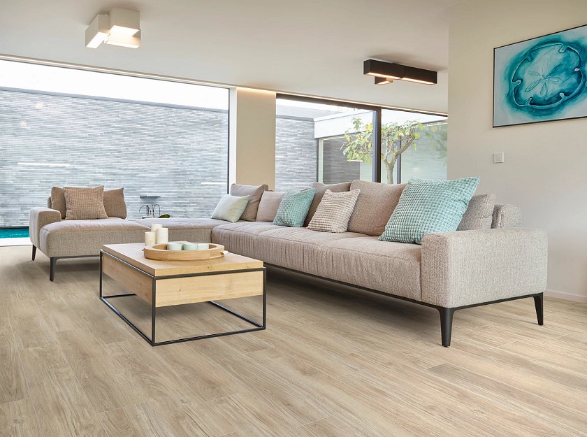 COREtec Flexile Timber 50 FLX 853 Vinylboden in einem Raum mit Holzoptik und braunem Design, klebevinyl, hochwertiges Bodenbelag.