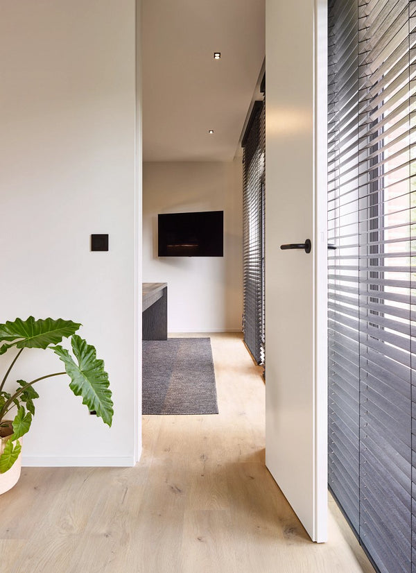 COREtec Flexile Forest 50 FLX 806 Klebevinylboden mit Holzoptik in einem Raum, detailreiche Textur und natürliche Maserung sichtbar