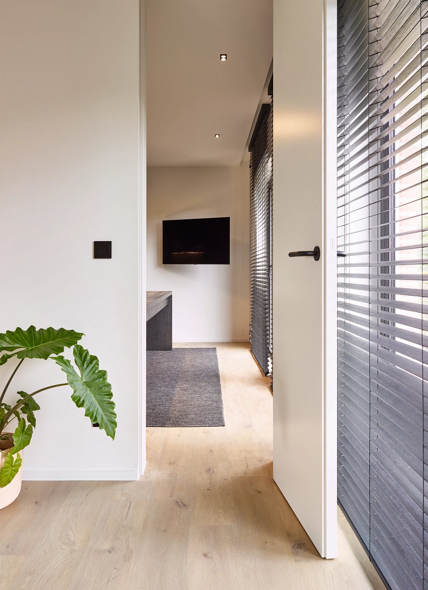 COREtec Flexile Forest 50 FLX 806 Klebevinylboden mit Holzoptik in einem Raum, detailreiche Textur und natürliche Maserung sichtbar