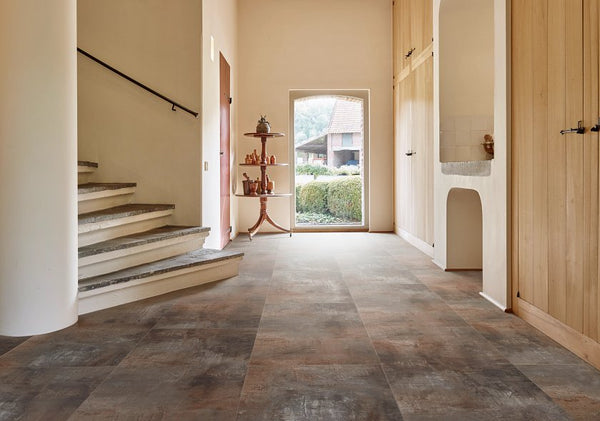 COREtec Flexile Jura 50 FLX 1907 Vinyl-Klebefliese in Raum mit Holzoptik, natürliche Oberfläche und modernes Design