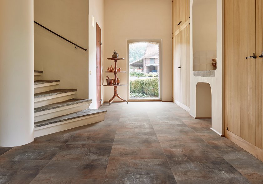 COREtec Flexile Jura 50 FLX 1907 Vinyl-Klebefliese in Raum mit Holzoptik, natürliche Oberfläche und modernes Design