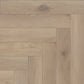 COREtec Flexile Meadow Fischgrät Vinylboden, Klebevinyl, in Holzoptik, zeigt das Muster und die Textur des Bodenbelags.