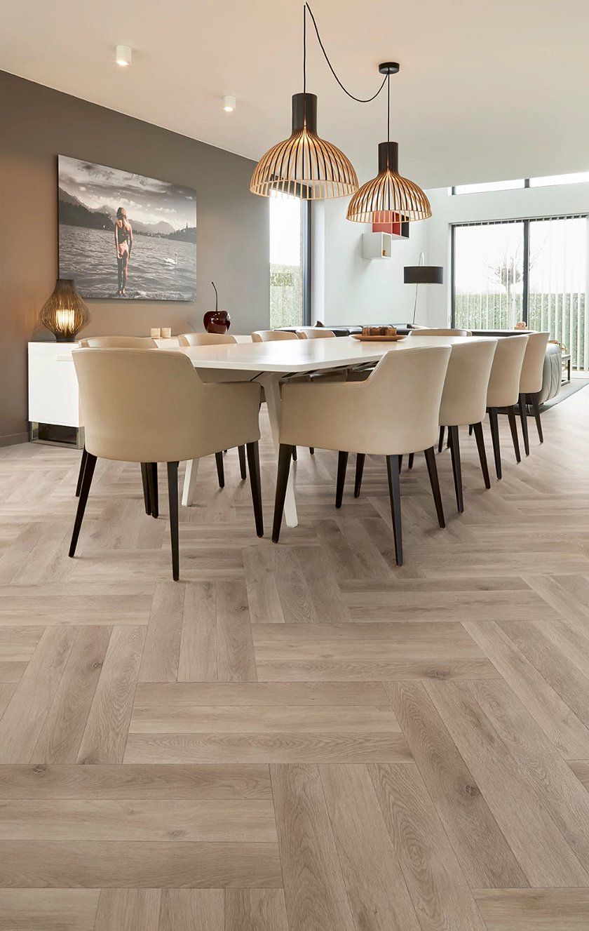 COREtec Vinylboden Flexile Meadow Fischgrät 50 FLXH 807, Klebevinyl, detaillierte Ansicht des Musters auf dem Boden.