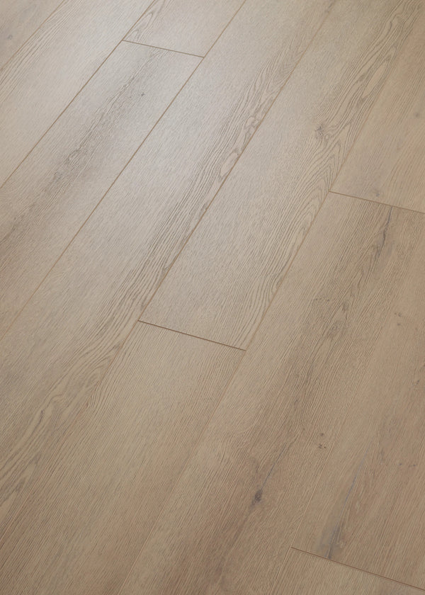 COREtec Authentics Vinylboden 1800 4V E Ontario, gelagert auf dem Boden, zeigt Holzoptik in natürlichem Design.