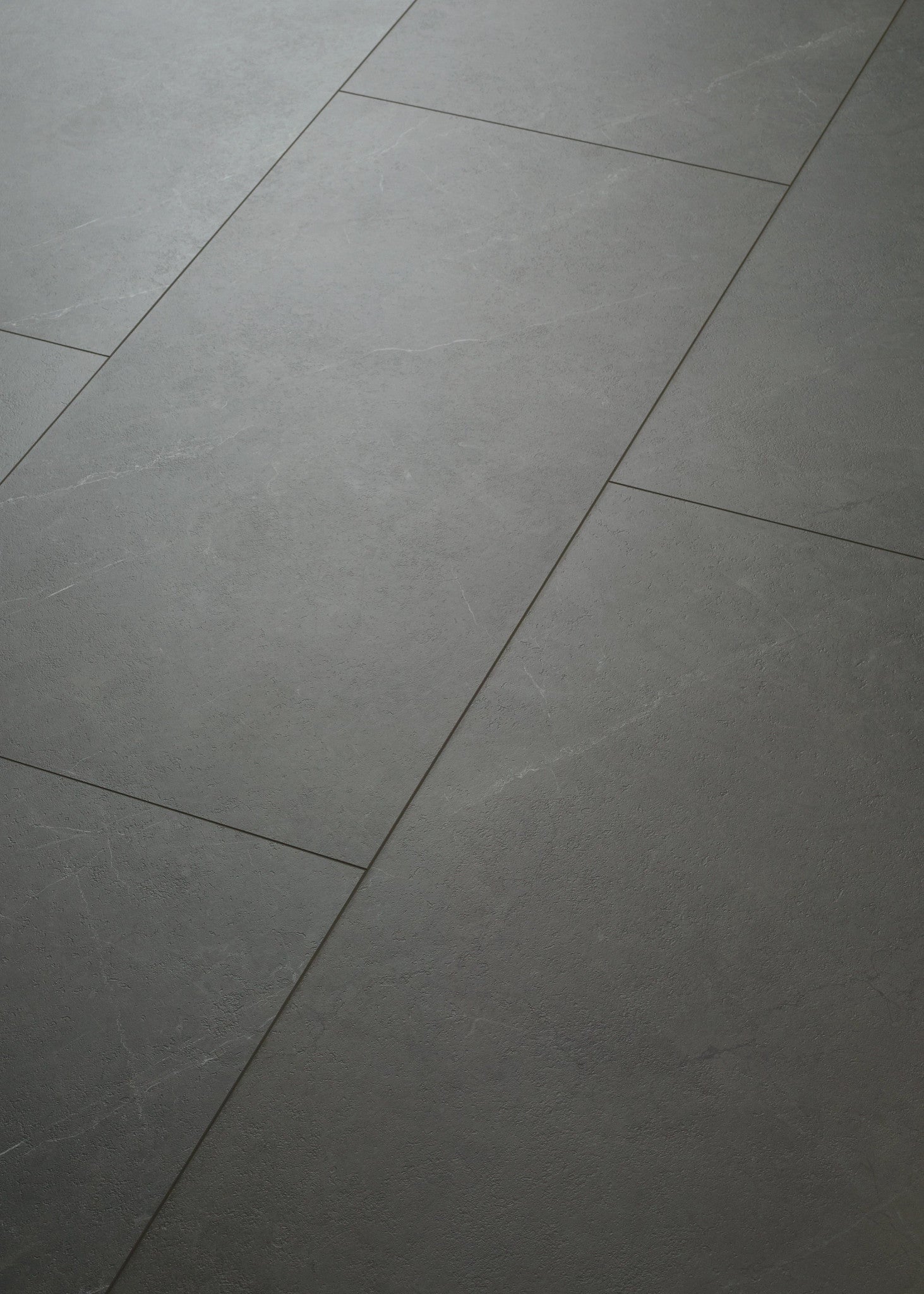 COREtec Ceratouch B-Series Dome Vinylboden in 0695B, blickwinkel mit geprägter Textur und eleganter Holzoptik sichtbar