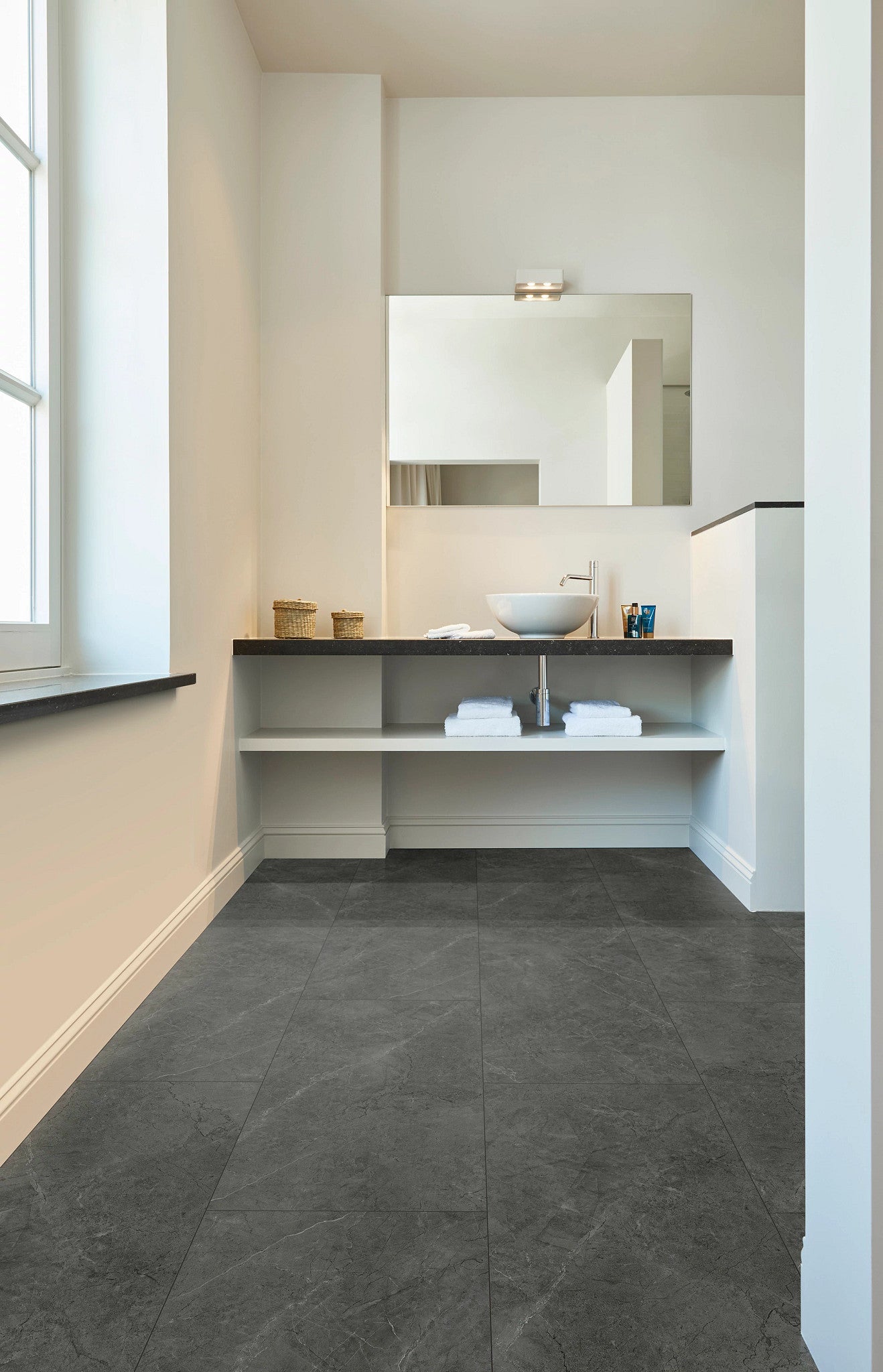 COREtec Ceratouch B-Series Dome Vinylboden in hellbraun mit strukturierter Oberfläche in einem Raum fotografiert