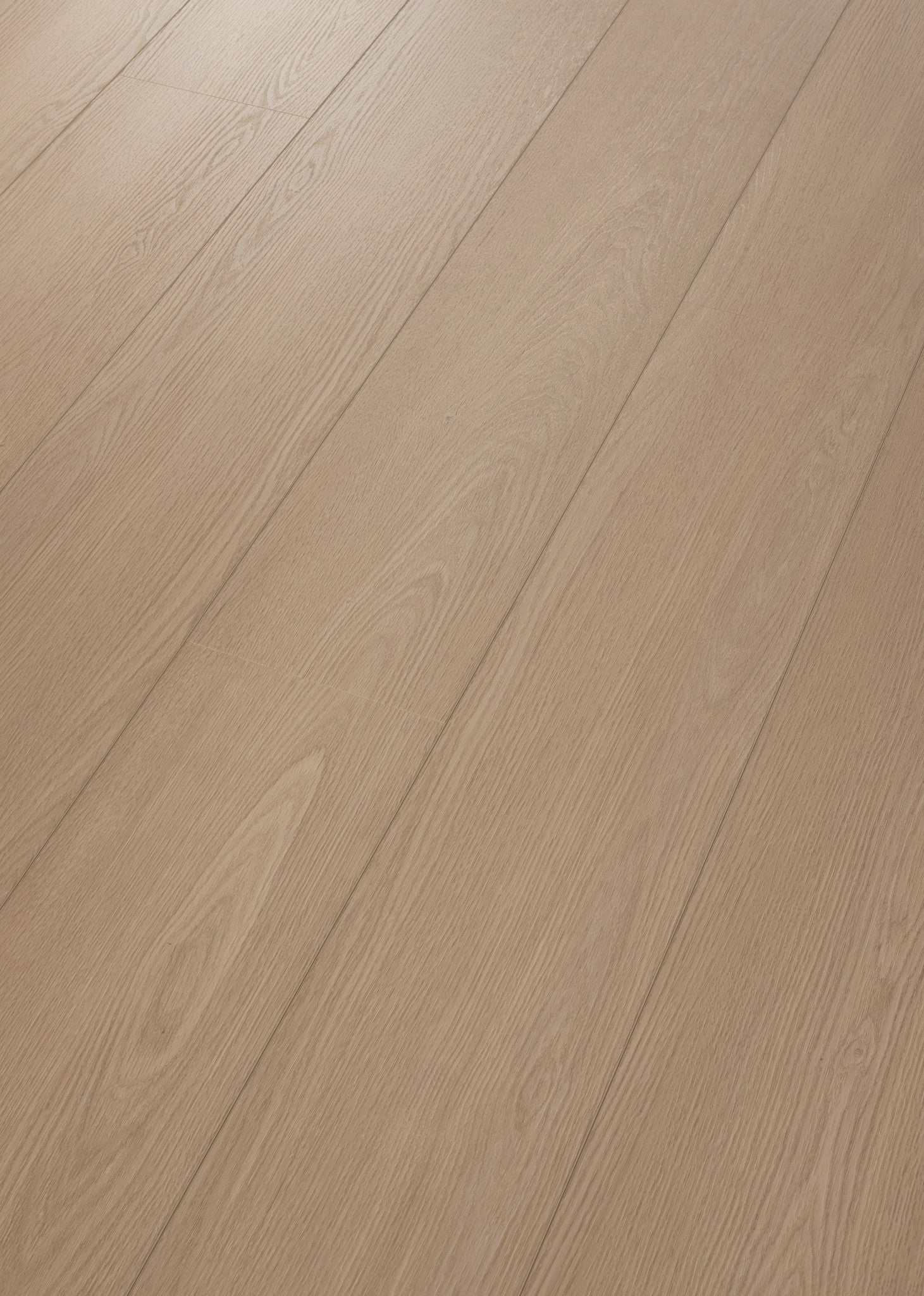 COREtec XL-End Alhambra Vinylboden, schräg aufgenommen, zeigt braune Holzoptik, langlebiges Vinyl, hochwertiges Design