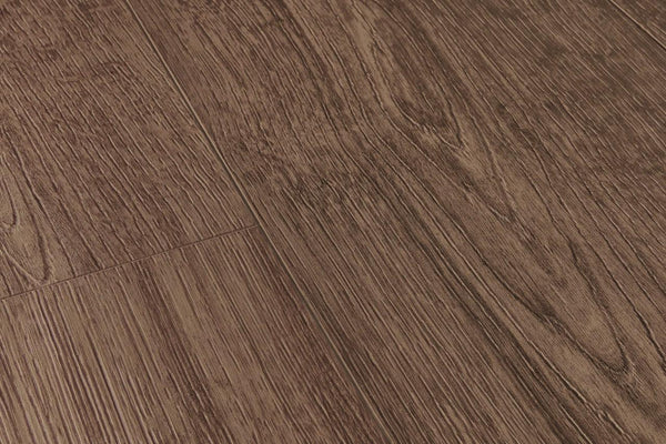 Quick-Step Vinylboden in Herbst Eiche Schokolade mit klebevinyl-Design, sichtbare Holzmaserung und dunkle Brauntöne.